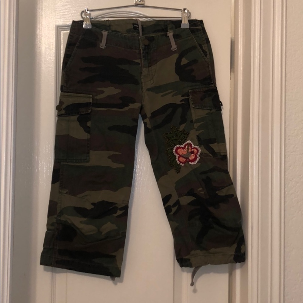Guess camo cargo pants (cropped)